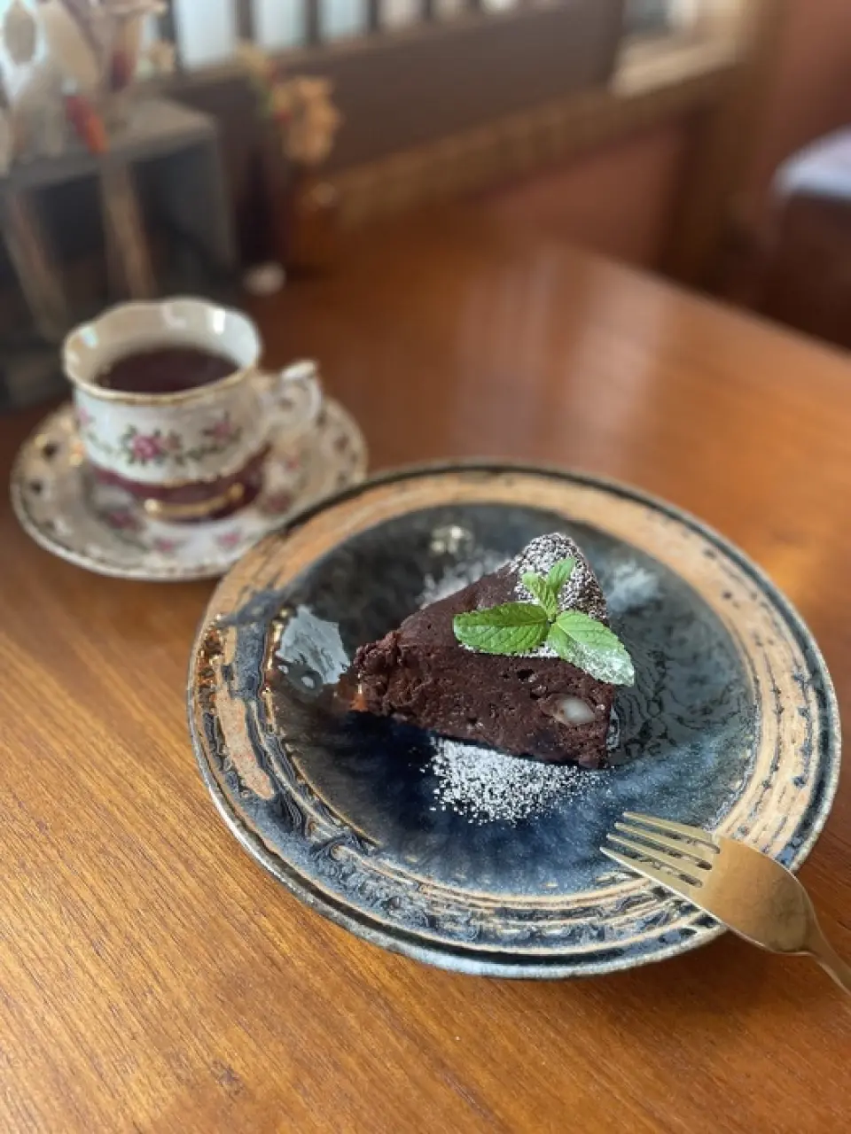 咖啡馆菜单共提供六种手工甜点。最受欢迎的是“抹茶黑芝麻双层芝士蛋糕配黑糖浆”。同样受欢迎的“可可冰淇淋”则使用无添加生可可制成。其他甜点包括白玉红豆馅巧克力蛋糕、豆奶提拉米苏、牛奶冰淇淋和栗花蜂蜜冰淇淋。订购蛋糕套餐可享饮品200日元优惠。