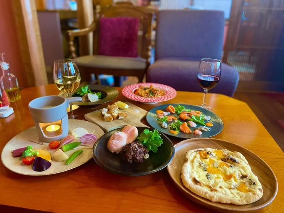 我们还推荐“时令蔬菜Bagna Cauda”，它主要使用立川产的时令食材和珍稀蔬菜。目前，您可以品尝到雪莲果、菊芋、冰草、紫薯和甜菜根。鲍鱼肝凤尾鱼奶油意面的酱汁由精心过滤的鲍鱼肝制成，口感绝佳。剩下的酱汁里加上自制的奇思妙想面包，享受一段幸福的时光吧！也请品尝餐厅披萨烤箱烤制的自制玛格丽特披萨！