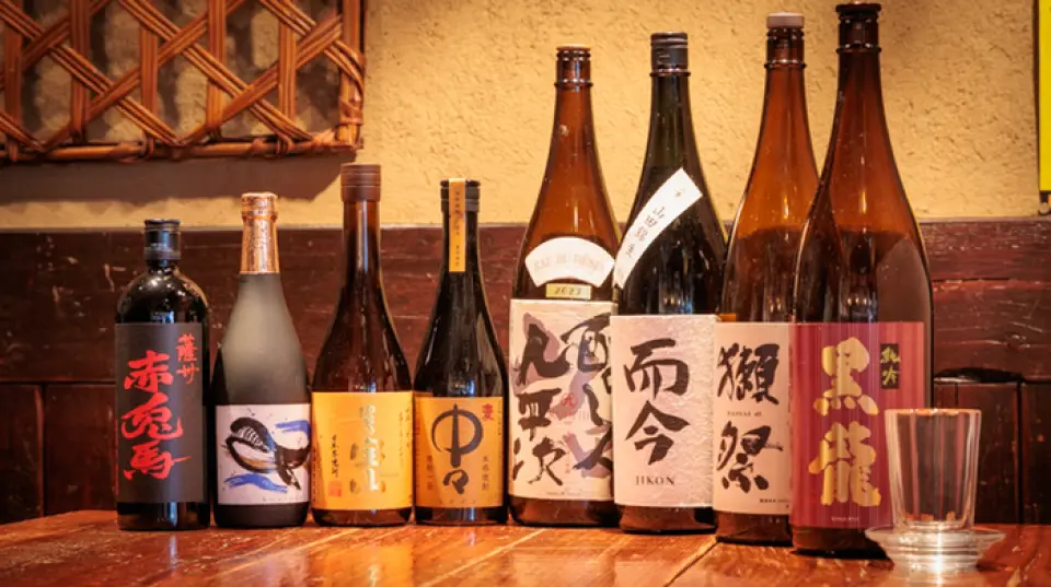 ที่ร้านของเรา คุณสามารถเพลิดเพลินกับเครื่องดื่มพิเศษ เช่น ไฮบอลเย็นพิเศษและไฮบอลแช่แข็ง นอกจากนี้ เรายังมีโชจู 20 ชนิดและสาเก 10 ชนิดไว้คอยให้บริการตลอดเวลา โดยแต่ละยี่ห้อจะเปลี่ยนแปลงไปตามฤดูกาล ดังนั้นคุณจึงสามารถเพลิดเพลินกับรสชาติใหม่ๆ ได้ทุกครั้งที่มาเยี่ยมชม นอกจากนี้ เรายังมียี่ห้อที่แน่นอนและสาเกตามฤดูกาลอีกด้วย โปรดลองชิมดู ◎