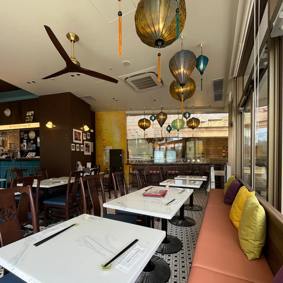 ร้าน Roppongi ของเราตั้งอยู่ใน Roppongi Hills Hillside โคมไฟที่มองเห็นจากหน้าต่างบานใหญ่เป็นจุดสังเกต ภายในร้านมีทั้งที่นั่งแบบโต๊ะและแบบเคาน์เตอร์ ส่วนที่นั่งบนระเบียงกลางแจ้งที่มองเห็นโตเกียวทาวเวอร์ก็เป็นพื้นที่ที่ใครๆ ก็ใช้ได้ และแน่นอนว่าคุณสามารถสั่งอาหารของเราได้จากที่นั่น