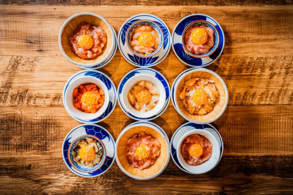 สินค้าแนะนำของเราคือ "ซีฟู้ดยูโคเฮ" เราสามารถนำเสนอความสดใหม่ในราคาที่เหมาะสมได้ เนื่องจากเราจัดหาวัตถุดิบด้วยวิธีการเฉพาะของเราเอง! คุณสามารถเพลิดเพลินกับรสชาติที่แตกต่างกันสี่แบบ ได้แก่ "ซอสหวาน" "ซอสถั่วเหลืองวาซาบิ" "ซอสเกลือ" และ "ซอสเกาหลี"