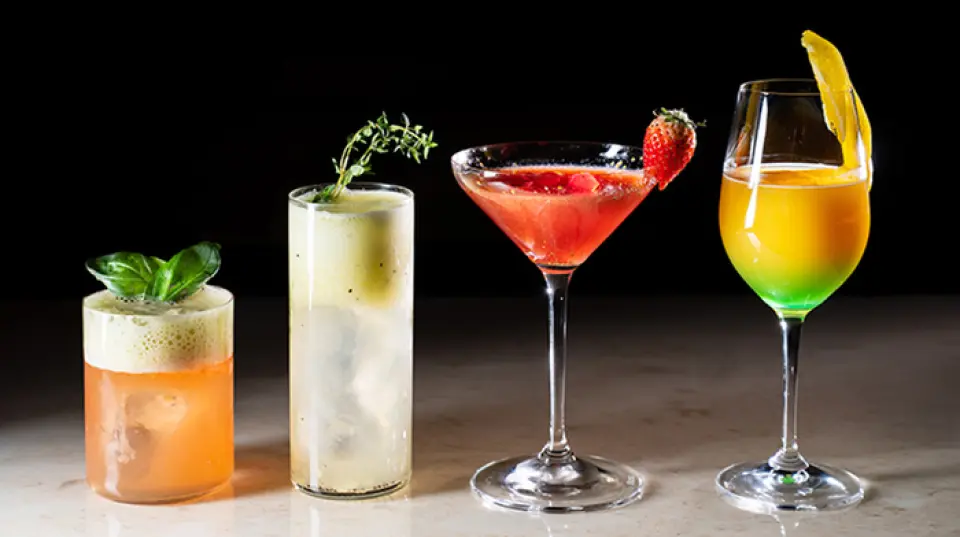 我們與餐飲策劃師合作調製的雞尾酒，運用浸泡和沖洗技法，提升了酒香和酒味。我們提供的雞尾酒外觀華麗，配色也獨具本店特色。請品嚐這款兼具視覺饗宴的特別飲品，享受奢華時光。