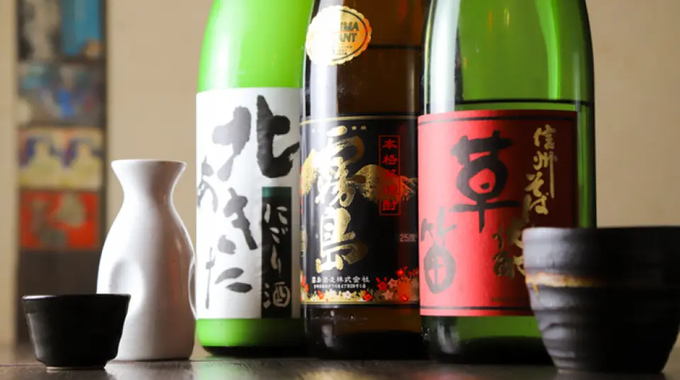 我们提供种类齐全的日本酒和烧酒！我们备有酒铺推荐的日本酒和烧酒，欢迎搭配马肉料理享用。当然，我们也提供啤酒和高球酒等经典饮品。