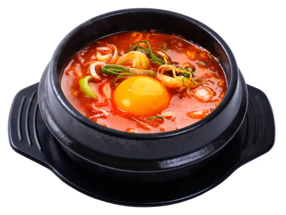 Chúng tôi cung cấp nhiều món ăn Hàn Quốc chính thống! Chúng tôi đặc biệt giới thiệu "Soondubu". Đây là một kiệt tác kết hợp hương vị thơm ngon của hải sản với súp cay nồng. Hãy thử "Seafood Chive Pancake" của chúng tôi, giòn bên ngoài và dai bên trong. Chúng tôi cũng có nhiều lựa chọn các món ăn cổ điển khác như bánh kếp, tteokbokki, jjigae và bibimbap. Hãy thưởng thức hương vị Hàn Quốc theo ý thích của bạn!
