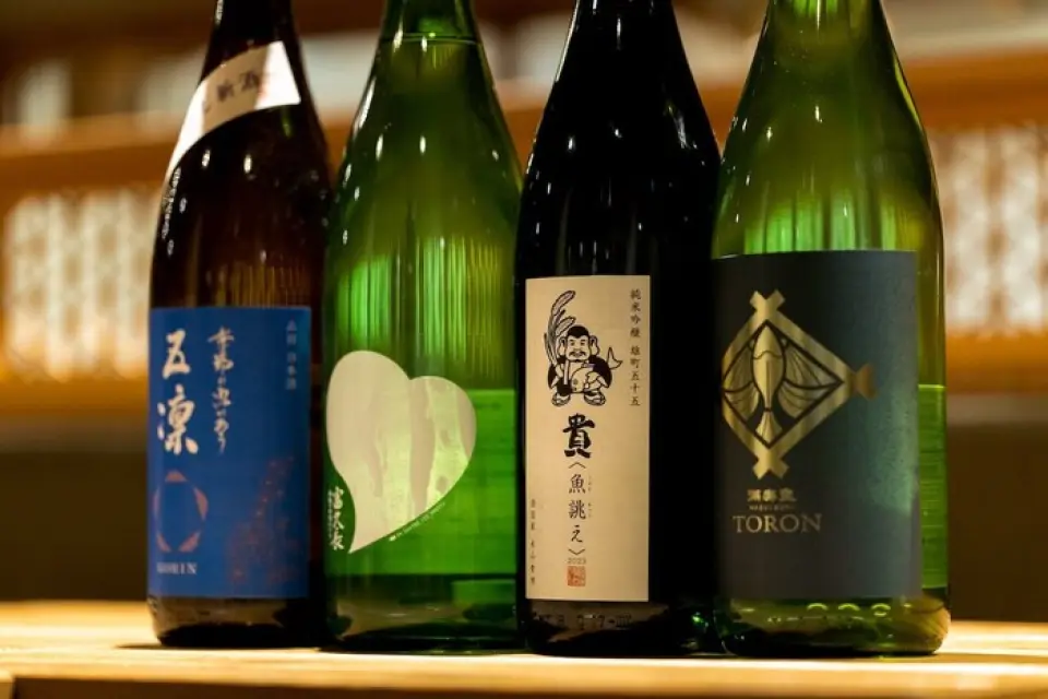 吃鱼的时候，当然想喝点酒。除了与四十八行酒等酒庄合作的酒（仅限本集团供应），还有根据季节变化推荐的酒等，请尽情享用与菜肴相配的酒！