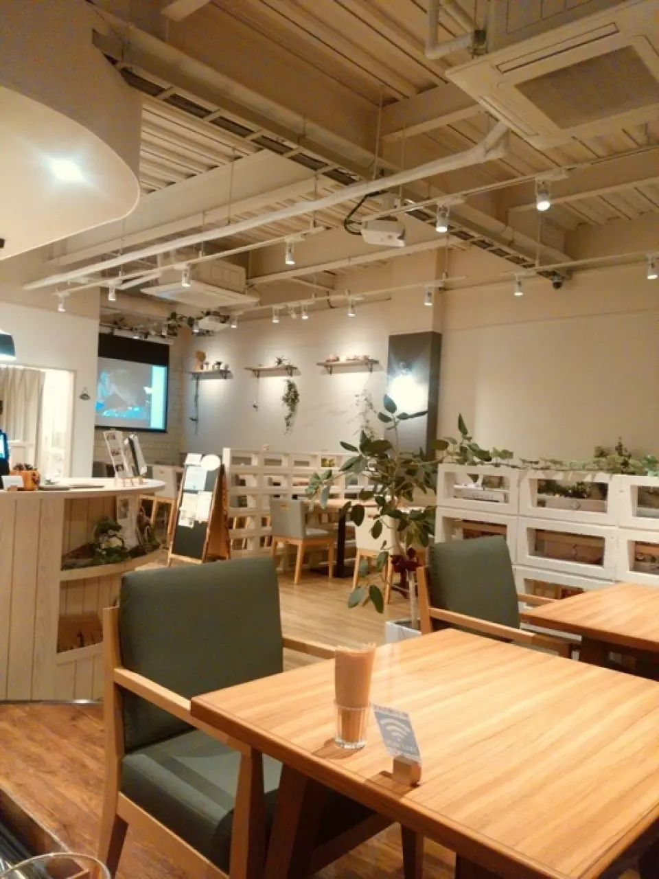 The interior of the store is a gentle, calming Scandinavian-style space with soft, warm lighting and white as the base color. The store is divided into three floors, making it difficult to make eye contact with other customers. It can be used for a variety of occasions, such as dates, girls' nights, and mommy friends' get-togethers. Customers with children can feel free to use the store, as it offers anime DVDs, picture books, educational toys, and more. We also have a projector and hands-free microphone, so please feel free to use the store for private use.
