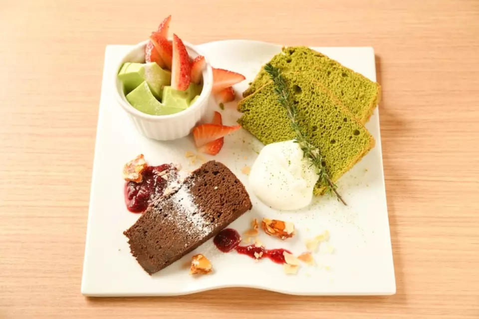 We have three types of sweets on one plate: pistachio pudding, chocolate cake, and matcha chiffon cake. It's a dish that allows you to enjoy all of our proud sweets. It's perfect for those who can't decide because they all look delicious. Our sweets are made with health in mind, so even if you eat just this one, it's healthy! Enjoy without worrying about calories.