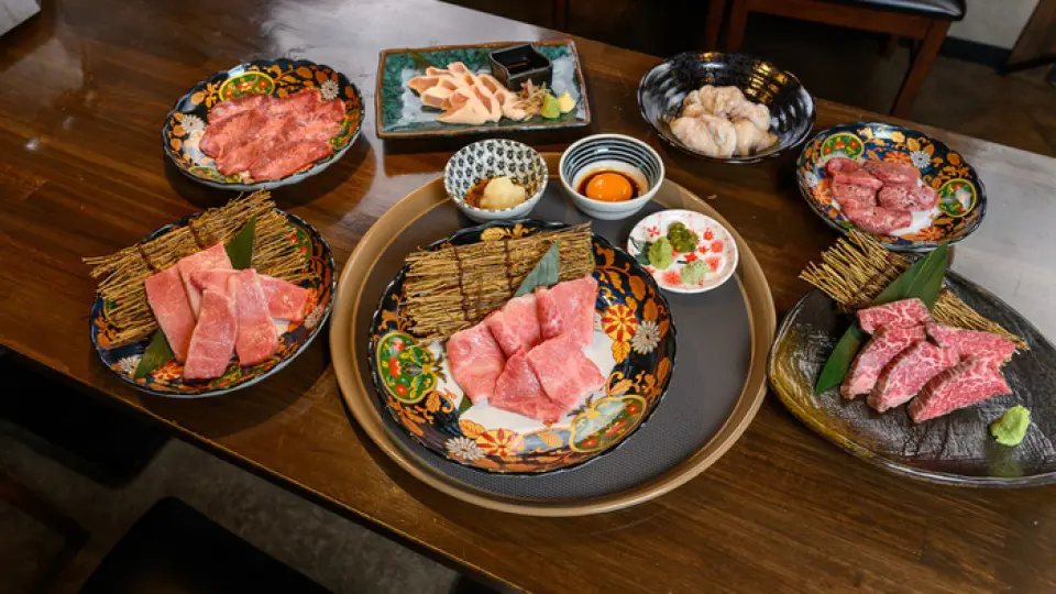我们提供4种超值套餐，适合派对和酒会！我们提供无限畅饮套餐和纯餐套餐，从前菜到甜点，应有尽有，甚至包括本店招牌松阪牛，应有尽有。我们还提供丰富的居酒屋菜单，非常适合独自享用小酌一杯！