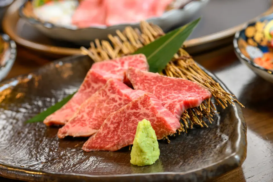 本店以实惠的价格供应松阪牛等以三重县为中心的日本全国各地精选黑毛和牛。我们精选优质牛肉，以合理的价格提供内脏、牛肝、牛肚三明治、牛心、排骨、牛里脊等我们引以为豪的松阪牛！欢迎您在舒适的环境中享用我们引以为豪的美味。