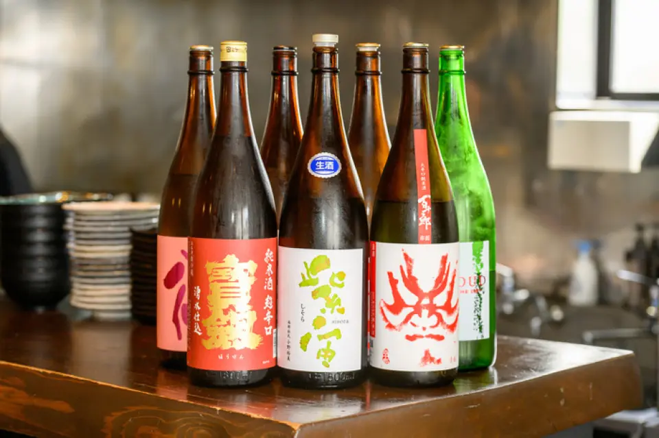 本店精选日本酒，以三重县的本地酒为主，从全国各地严选品牌！我们会定期更换品牌，包括当季酒。此外，所有日本酒仅售550日元，对于日本酒爱好者来说，您可以尽情比较不同品牌的酒品◎