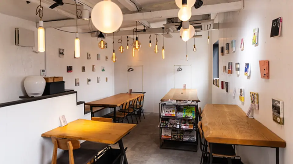 Originally a boutique, the stylish interior retains that atmosphere. It is a relaxing, natural space decorated with natural wood tables and ornamental plants. As the noodles are made from freshly made, it takes a little time to serve, but we have magazines and books so please relax while you wait until it is ready♪ There are counter seats that are easy for individuals to use, as well as table seats that are recommended for groups. It can be used for a wide range of occasions, such as lunch for people in the area or after work◎