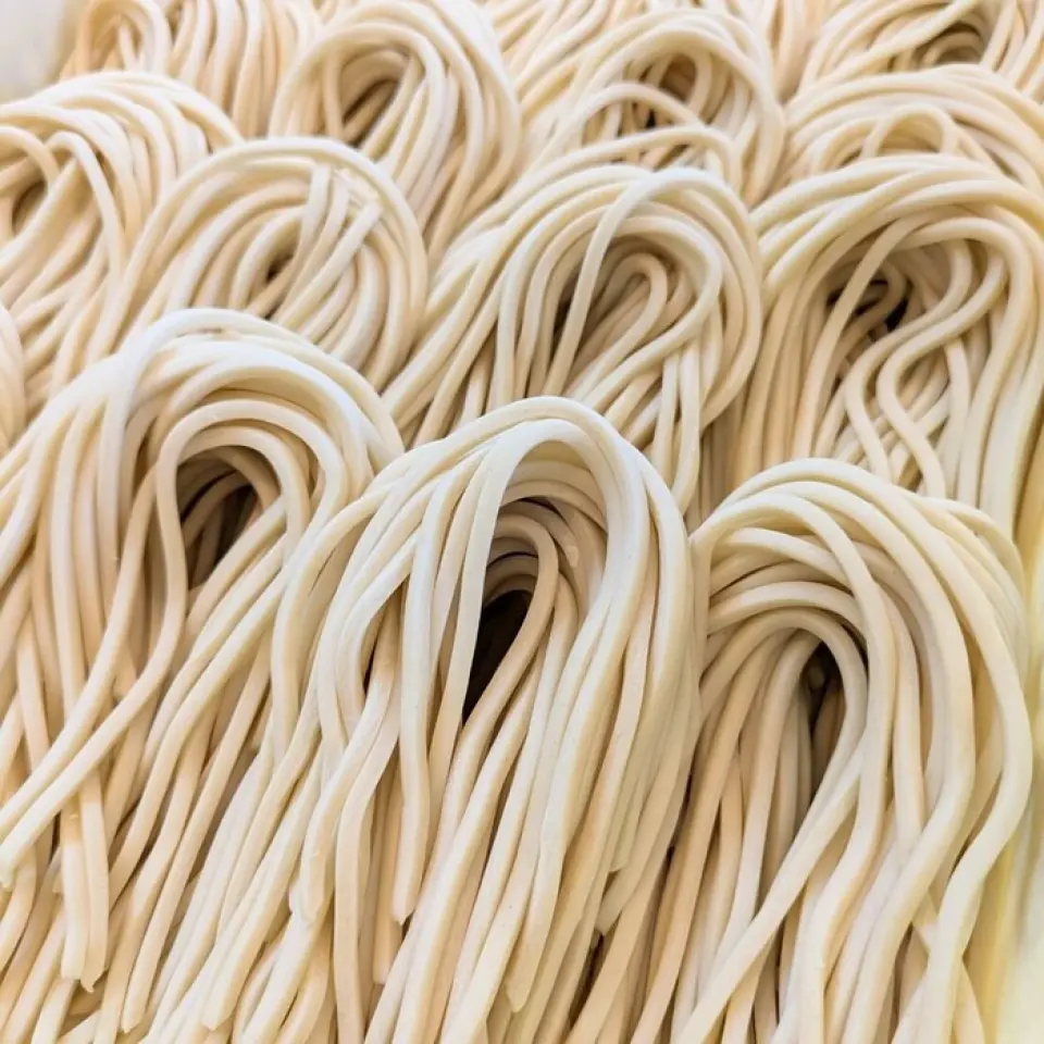 Please try our yakisoba noodles made with our proud homemade noodles that have a chewy texture! The chewy texture you feel in every bite and the flavorful sauce are exquisitely intertwined, and can be enjoyed with a variety of seasonings. At SUNDAY, we offer "delicious yakisoba" made with carefully selected noodles. Please enjoy it with your favorite toppings.