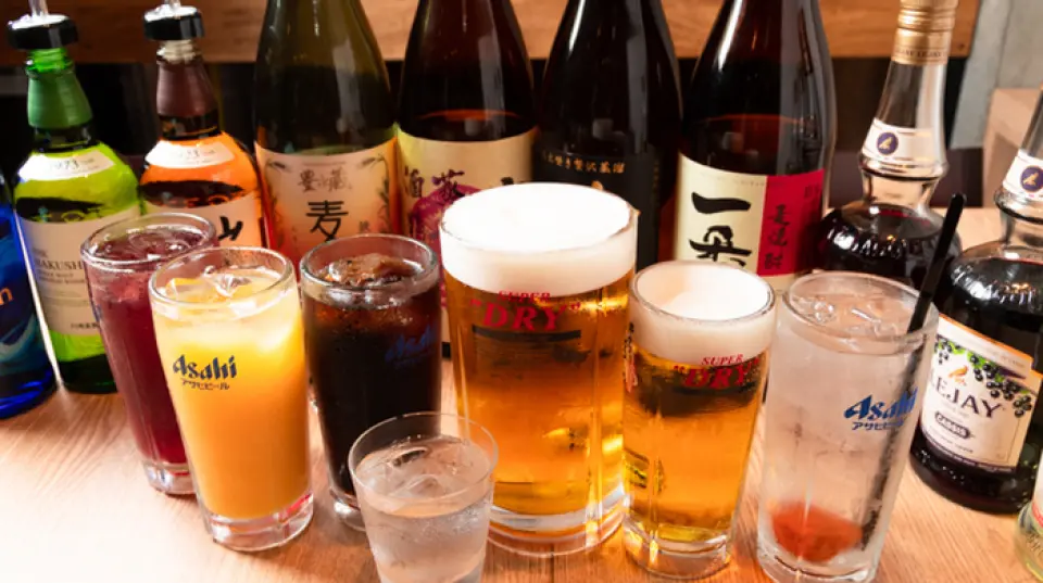 在種類繁多的飲品中，以1公升容量馬克杯盛裝的特色「大杯生啤酒」格外引人注目。其他大阪特色飲品還包括「成人冷糖」和「成人混合果汁」。 ◎對於難以選擇炸串的顧客，我們推薦“城屋套餐”，肉類、蔬菜和海鮮的搭配均衡！一邊享用您喜愛的飲品，一邊品嚐沾有本店秘製醬汁的炸串吧。 ♪