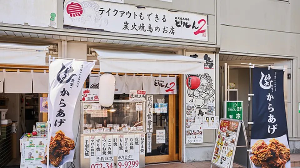 「Torishin」原本是外帶烤雞肉串店。因此，所有菜單上的烤雞肉串均可外帶！請從店門口的外帶櫃中選擇您喜歡的菜色。 ◎ 用炭火烤製的烤雞肉串，鎖住了食材的鮮味，外脆內軟。 ♪ 外帶品嚐在家吃不到的正宗炭烤烤雞肉串吧！