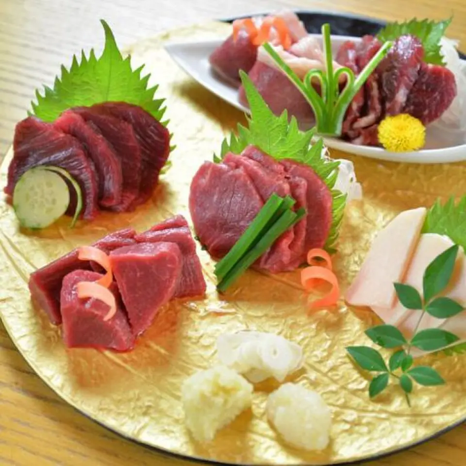 在熊本县阿苏广阔的自然土地上，以营养丰富的牧场、名水和自制饲料精心饲养的马肉。我们提供瘦肉、里脊肉、菲力肉、上等五花肉、双肋肉、鬃毛和生马肉。我们已获得SQF国际质量认证，确保新鲜度、美味度和安全性。欢迎品尝。