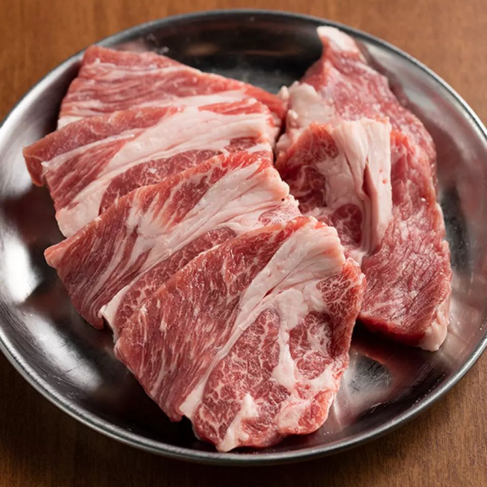Our homemade salt-cured and aged lamb is an original product that minimizes the distinctive smell of lamb. We also offer lamb marinated in sauce, lamb chops, and lamb sausages. With little odor and a fat-burning effect, even those on a diet can enjoy it to their heart's content.