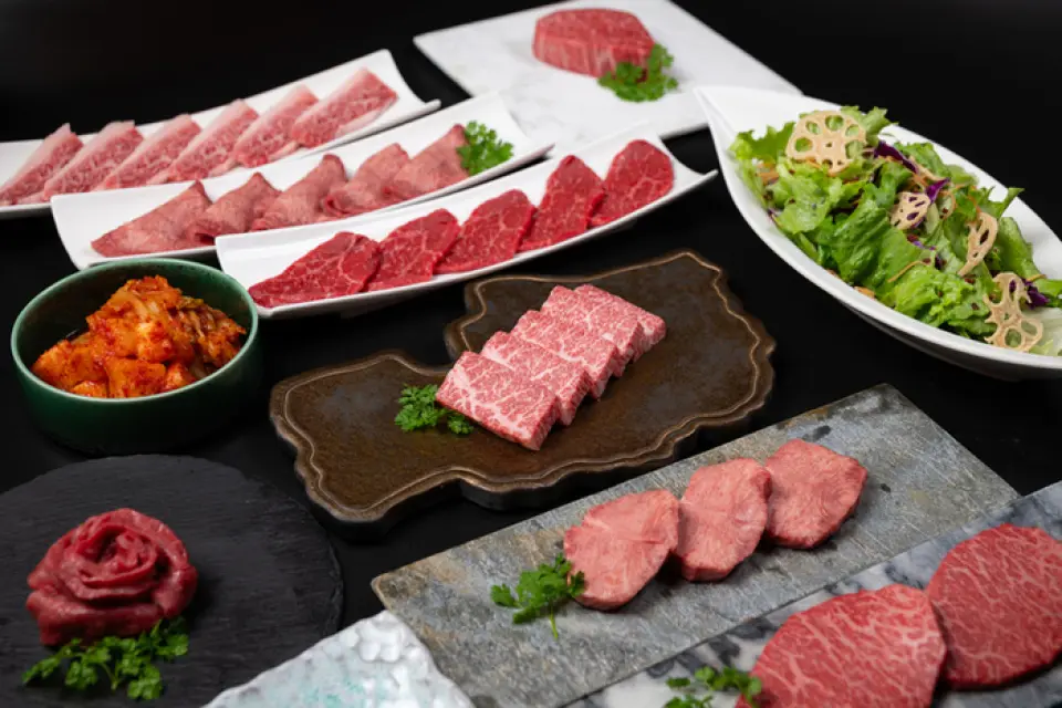 我们提供无限畅饮套餐，让您尽情享用优质山形牛肉。无论是生日、结婚纪念日等特别场合，还是与同事的酒会、闺蜜聚会，都非常适合。您可以一边享用外观诱人的烤肉，一边享受轻松愉快的交谈。