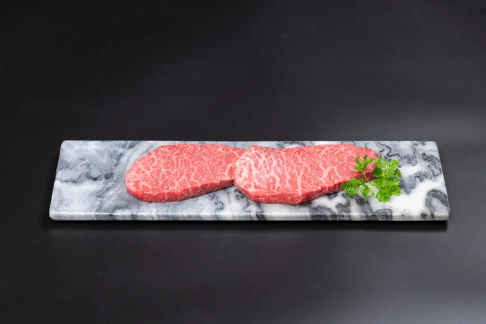 本店主打烤肉高手店主钟爱的“山形牛”。您可以品尝到因部位不同而呈现的细腻风味和口感。其中，我们推荐“夏多布里昂牛排”。尽情享受融化的脂肪带来的甘甜，以及与精选葡萄酒的绝妙搭配。