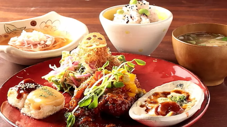The "Ranchos Creative Japanese Set" is a popular menu item with limited quantities, with the main dish changing every month. For example, it offers a main course of young chicken with sweet and soybean basil sauce, black rice and edamame, small side dishes, and more, allowing you to enjoy nutritious seasonal ingredients. ◎ They also pay special attention to the tableware used to serve the food, which are all handmade by an artist living in Uji. Enjoy the gorgeous and cute tableware that makes the food stand out. You can also purchase it at the merchandise corner.