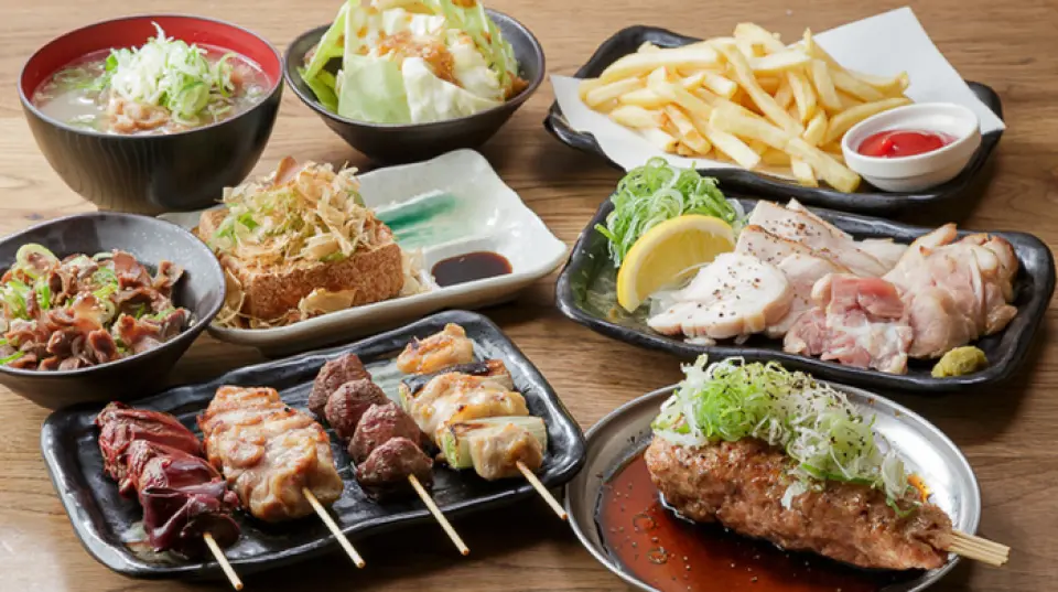 套餐种类丰富，从包含两串烤肉和迷你肉丸的实惠“梅子套餐”，到包含两种鸡肉塔塔基和当季推荐菜肴的奢华“松子套餐”，一共有三种。请根据预算选择。所有套餐均可选择无限畅饮。