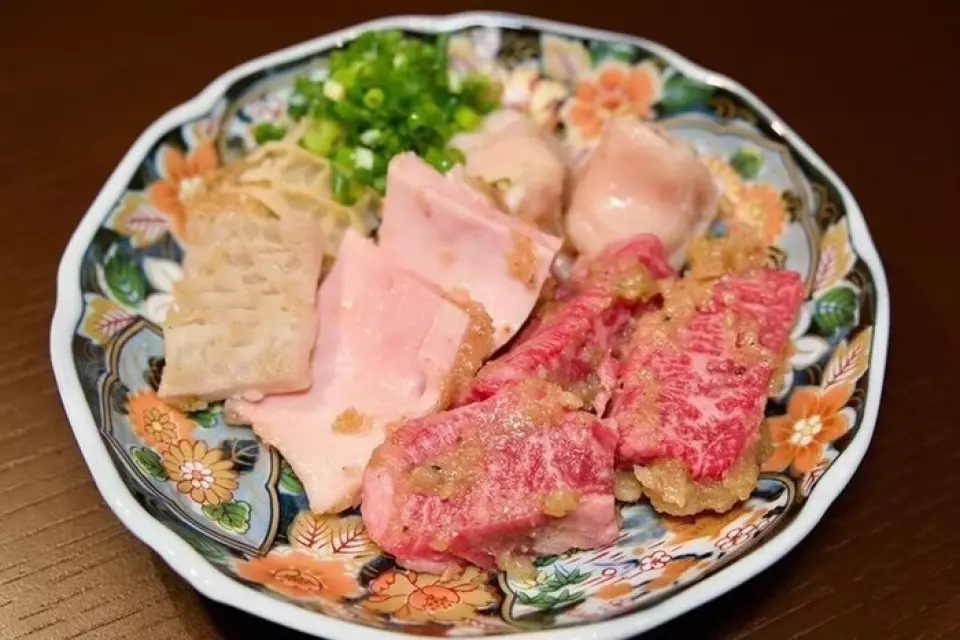 我們提供僅限團體用餐的特別套餐，含無限現場加購飲品，請安排在二樓的私人空間享用。從高麗菜沙拉和肉類泡菜開始，您可以享用炙烤生牛肉、生魚片、薄切牛舌以及本店特色肉類拼盤。洋蔥、豆芽菜和米飯無限暢飲！盡情享受美味肉類包圍的歡樂派對。