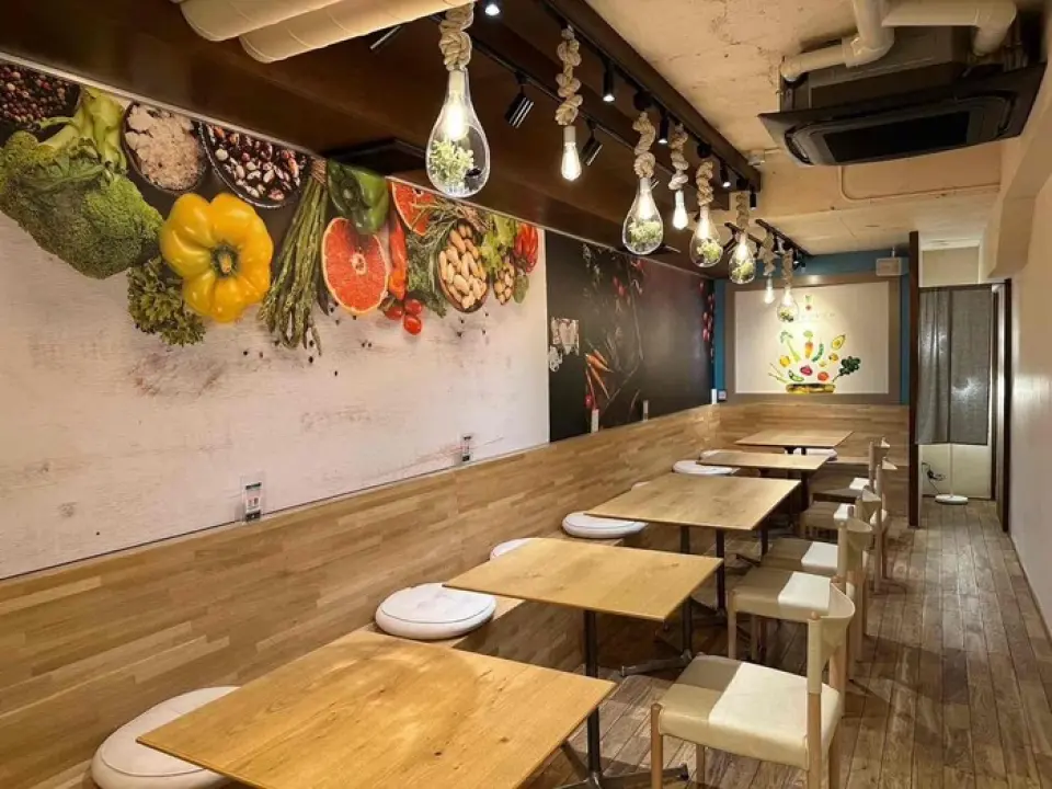 本店位于新京极商店街旁的地下层，距离京都河原町站步行5分钟。店内空间时尚醒目，墙上的插画和照片色彩鲜艳，让您轻松惬意，无压力。店内设有沙发和儿童座椅，共19个座位。桌椅可拼接，方便多人用餐。无论是闺蜜聚会、聚餐，还是与朋友或孩子一起享用下午茶，都欢迎您来此享受！