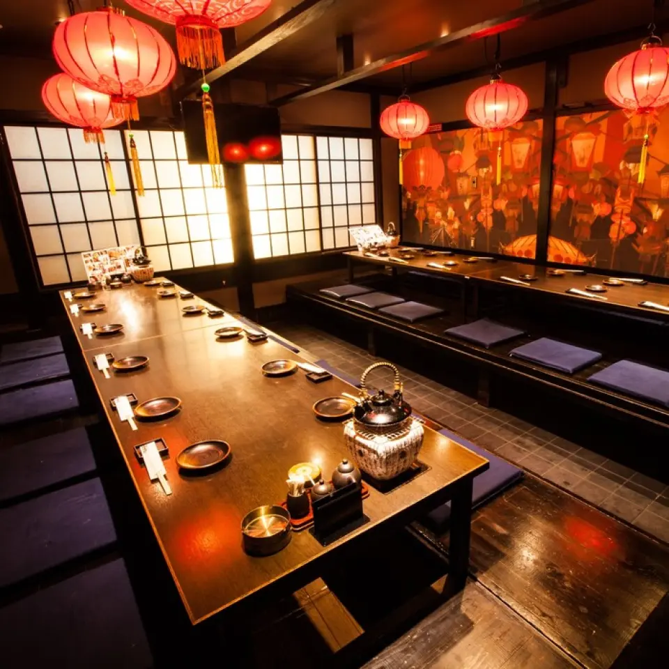 เรามีห้องส่วนตัวหลากหลายขนาดให้เลือกทั้งขนาดใหญ่และขนาดเล็กสำหรับ 4 ท่านขึ้นไป นอกจากนี้ยังมีห้องที่ใช้เป็นสถานที่จัดเลี้ยงสำหรับกลุ่มใหญ่ เช่น ห้องส่วนตัวที่มีพื้นยกสูงและโคมไฟสีแดงอันสวยงามที่รองรับได้ถึง 12 ท่าน และห้องส่วนตัวที่มีเสื่อทาทามิที่รองรับได้ถึง 65 ท่าน เราตั้งอยู่ใกล้กับสถานีโอมิยะและสถานีชิโจโอมิยะ ดังนั้นโปรดอย่าลังเลที่จะแวะมา