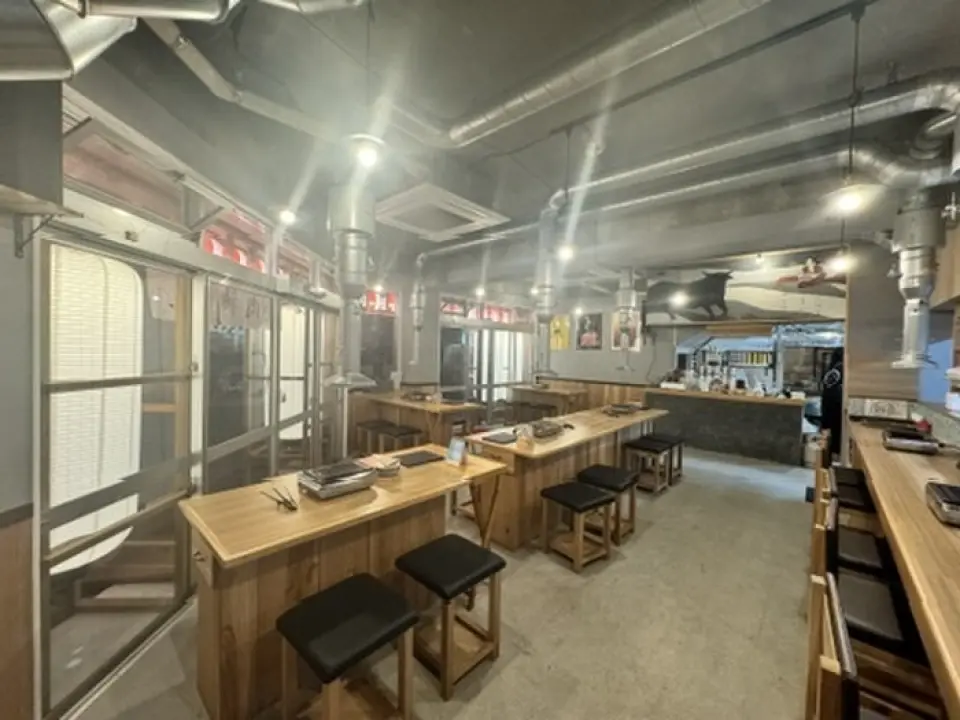 店內氣氛溫馨舒適，您可以在輕鬆愜意的氛圍中享用優質肉類。除了桌椅外，還設有吧台座位，即使是獨自用餐的客人也能安心用餐。 20人以上的團體可依預算提供包場服務。距離旭橋站步行僅5分鐘，交通便利。無論是日常用餐、觀光用餐，還是各種宴會，都歡迎您來此享用！