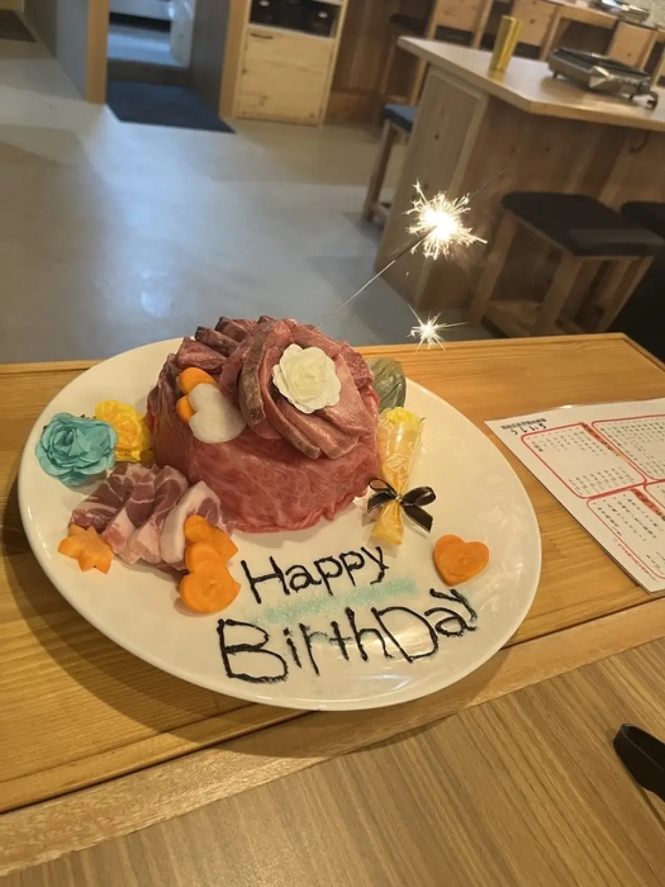 「肉餅」是一種只有在烤肉店才能享用的特色菜，非常適合生日、紀念日等慶祝場合！這道精心製作的菜餚，搭配上等肉類，精美呈現，定能為任何特別的日子增添一抹亮色。不僅外觀驚艷，我們還能根據您的預算提供合適的肉餅，這也是它的魅力之一。 ◎我們還可以根據您喜歡的肉塊、需要書寫的文字、以及煙火表演等要求進行調整，請隨時與我們聯繫！