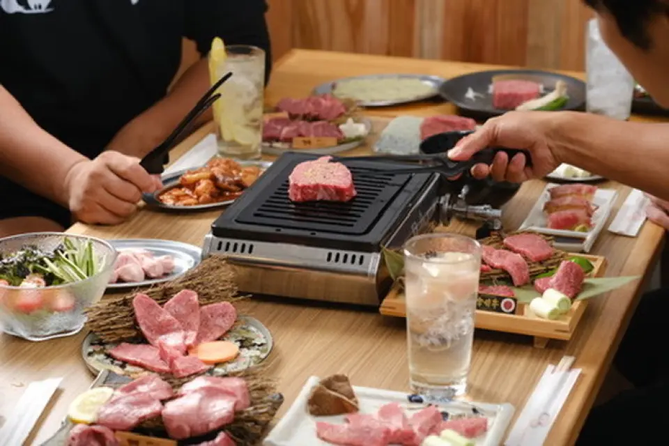 推薦套餐是“奢華宮崎牛享用套餐（5,980日圓）”，包含包含4種不同部位宮崎牛的12道菜。推薦在略顯奢華的用餐場景下享用，盡情品嚐高級宮崎牛。 4人以上套餐2,480日圓起，另加現場加購飲品。 ◎多人聚會時，不妨手持愛喝的飲品，享用烤肉。