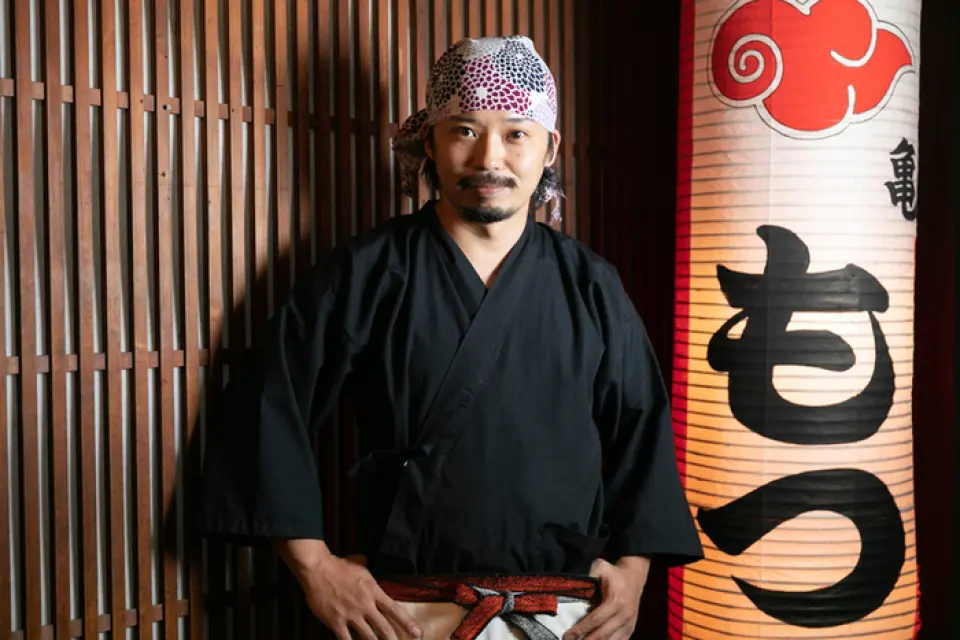 He was originally a regular customer of the sister izakaya since his university days. He liked the cheerful atmosphere and the way the staff worked, so he joined the company mid-career in his third year as a working adult. After working at Kamehachi's second branch, "Kamehachi Bekkan," he was transferred to the main store. He is currently working as the second manager of Kamehachi Main Store. His nickname at the store is "Pe-san." He is also a motsunabe researcher who, while preserving the recipe and taste from the store's founding, studies the moment when the most delicious flavor is achieved by communicating with the ingredients every day. His favorite historical figure is Kuroda Kanbei, and his motto is "Always go for the win."