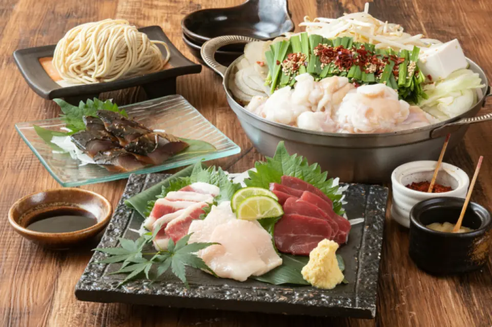 Our popular dishes include a platter of horse sashimi from Kumamoto, offal dishes made with Omi beef, and other dishes that use carefully selected ingredients, as well as our homemade Korean pancakes (chijimi). We also offer a monthly changing menu!