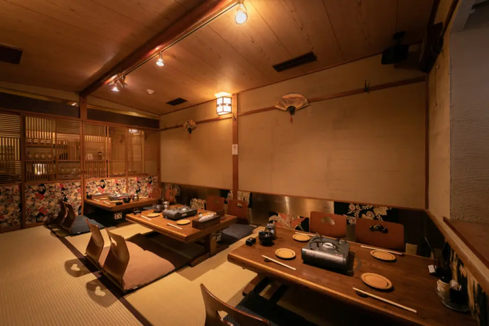 The restaurant, housed in a renovated Kyoto townhouse, offers a hidden gem atmosphere reminiscent of Kyoto. Whether you prefer to chat at the slightly spacious counter or enjoy motsunabe (offal hot pot) with friends or family in the tatami room, we cater to the individual needs of each customer.