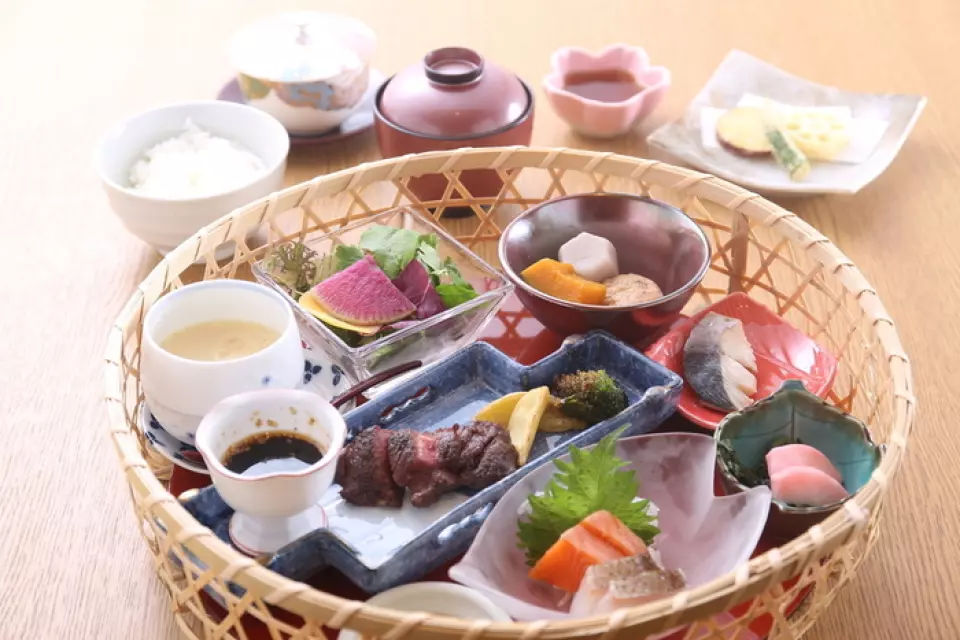 "Hana Basket Gozen" là món ăn phổ biến chỉ có vào giờ ăn trưa. Sử dụng rau củ và hải sản tươi sống địa phương, bạn có thể thưởng thức hương vị theo mùa độc đáo của mùa. Các loại topping dùng trong nigiri sushi cũng được lựa chọn cẩn thận từ những nguyên liệu tươi ngon có thể đánh bắt được tại thời điểm đó. Trong thực đơn gọi món, "Dashimaki Tamago" được làm từ nước dùng dashi tự làm được chế biến cẩn thận mỗi ngày cũng rất tinh tế. Ngoài ra, hãy thưởng thức nhiều món ăn tuyệt vời cho phép bạn tận hưởng trọn vẹn hương vị của mùa, chẳng hạn như "Salad chả giò cá hồi hun khói và củ cải daikon".