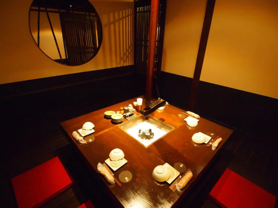 The restaurant has a relaxing Japanese atmosphere and is equipped with large and small private rooms that can accommodate from two people to large groups. The private space allows you to enjoy your meal and conversation without worrying about others around you, and can be used for a wide range of occasions, from important business dinners, dates, and girls' nights to large banquets such as company welcome and farewell parties, class reunions, and birthday parties. Please enjoy a relaxing time in this high-quality space where you can take a break.