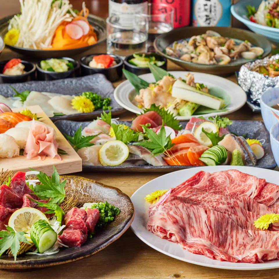 請品嚐使用北海道引以為傲的美味食材烹調的各種絕品料理！適合舉辦宴會和酒會的優雅大人空間♪我們還提供豐富的現場加購飲品套餐◎除了當地美食外，我們還提供引以為傲的內臟鍋和精選刺身等各種奢華海鮮！非常適合舉辦宴會和酒會♪