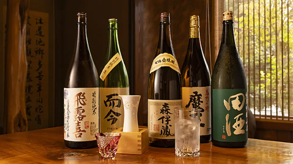 菜单上种类丰富的饮品中，我们推荐来自日本各地的精选当地酒。包括稀有品牌在内，约有10种酒款，应季供应。此外，我们还提供种类丰富的日本威士忌。主要销售“一郎麦芽”以及“Leaf”系列的所有酒款，包括仅在餐厅供应的“三郎丸”。