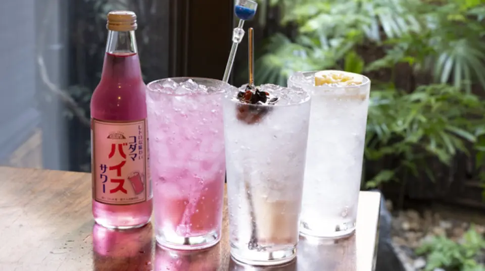 นอกจากเมนูบนกระดานดำในร้านแล้ว คุณยังสามารถเพลิดเพลินกับเครื่องดื่มหลากหลายชนิด เช่น สาเกตามฤดูกาลและซาวร์ได้อีกด้วย นอกจากนี้ เรายังมีเบียร์คราฟต์ให้เลือกหลากหลายชนิดอีกด้วย นอกจากนี้ยังมีเครื่องดื่มไม่อั้นในราคา 2,500 เยน ให้คุณได้เพลิดเพลินกับอาหารจานโปรดของคุณ