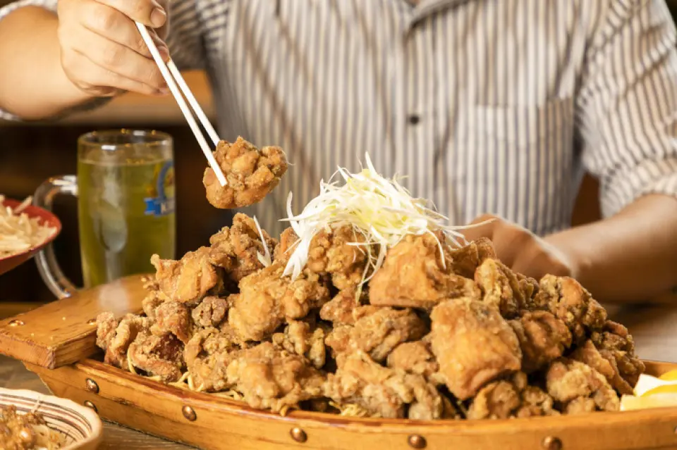 มีเมนูเด็ดๆ มากมายที่คุณจะไม่พบในร้านอาหารอื่น เช่น "Bakamori" ที่มีปริมาณมากกว่าปกติถึง 3 เท่า และ "Dou Bakamori" ที่มีปริมาณมากกว่าปกติถึง 10 เท่า!! รับรองว่าดูดีบนโซเชียลมีเดียแน่นอน!