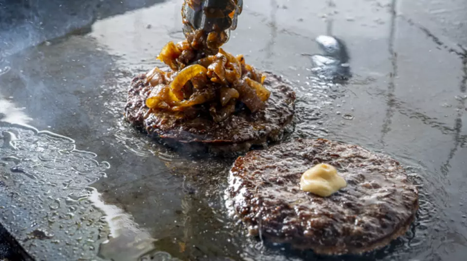 我们的汉堡采用100%国产牛肉制成的奢华肉饼。调味时只使用天然盐，不添加任何粘合剂，让您能够真正品尝到牛肉的鲜味。全麦无添加面包和甜辣炖洋葱等特色菜，更能凸显牛肉的浓郁风味。请尽情享用我们精心制作的汉堡。