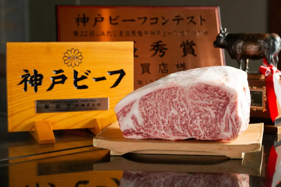 Of the "Tajima Beef" cattle, said to be the origin of branded Wagyu beef, only the "best" "beef" that meets certain quality standards is called "Kobe Beef/Kobe Meat/Kobe Beef." The harmony of the finely textured, elegantly sweet red meat and flavorful fat is supported by the purity of the bloodline and advanced fattening techniques, and has captivated gourmets around the world.