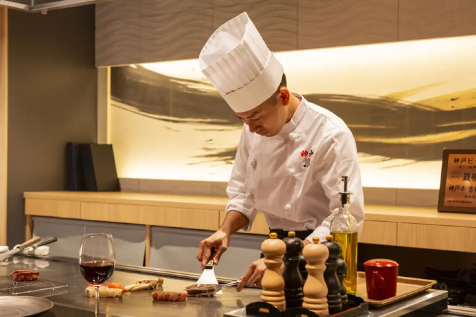 Kobe Beef Teppanyaki Pontocho Noichi is a "Kobe Beef Teppanyaki Kappo" restaurant that uses Kobe beef not only for the main teppanyaki steak, but also for all of its menu items that imitate Japanese cuisine, and prepares the dishes right in front of the customers. This authentic Kobe Beef Teppanyaki Kappo restaurant combines the special cooking methods of Japanese cuisine by a chef who trained at a long-established Japanese restaurant in Kyoto with the skills to prepare and use the various cuts of Kobe beef, which are possible only because we have purchased an entire Kobe beef cow and have been dealing with Kobe beef for many years, and is a new style of teppanyaki that can only be enjoyed at our restaurant.