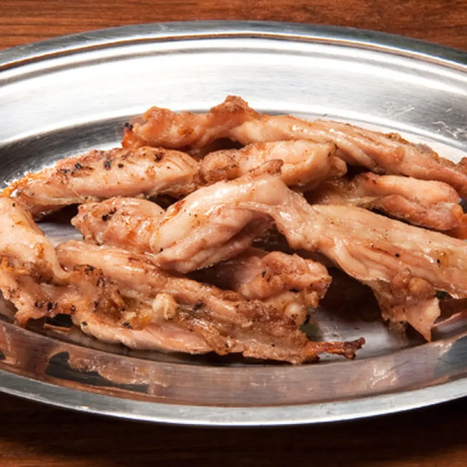 The chicken meat is directly procured by air freight from Miyazaki and served to customers within one day of processing, so the difference in freshness is obvious. In particular, the offal cuts "liver," "heart," and "gizzard" have many repeat customers. It's a dish that is sure to become addictive. Also, when you sit down, check the new stock! If they are available, we recommend ordering rare cuts such as "calf flounder," "chicken neck," and "tail fin" right away, as these are dishes that you should definitely try.