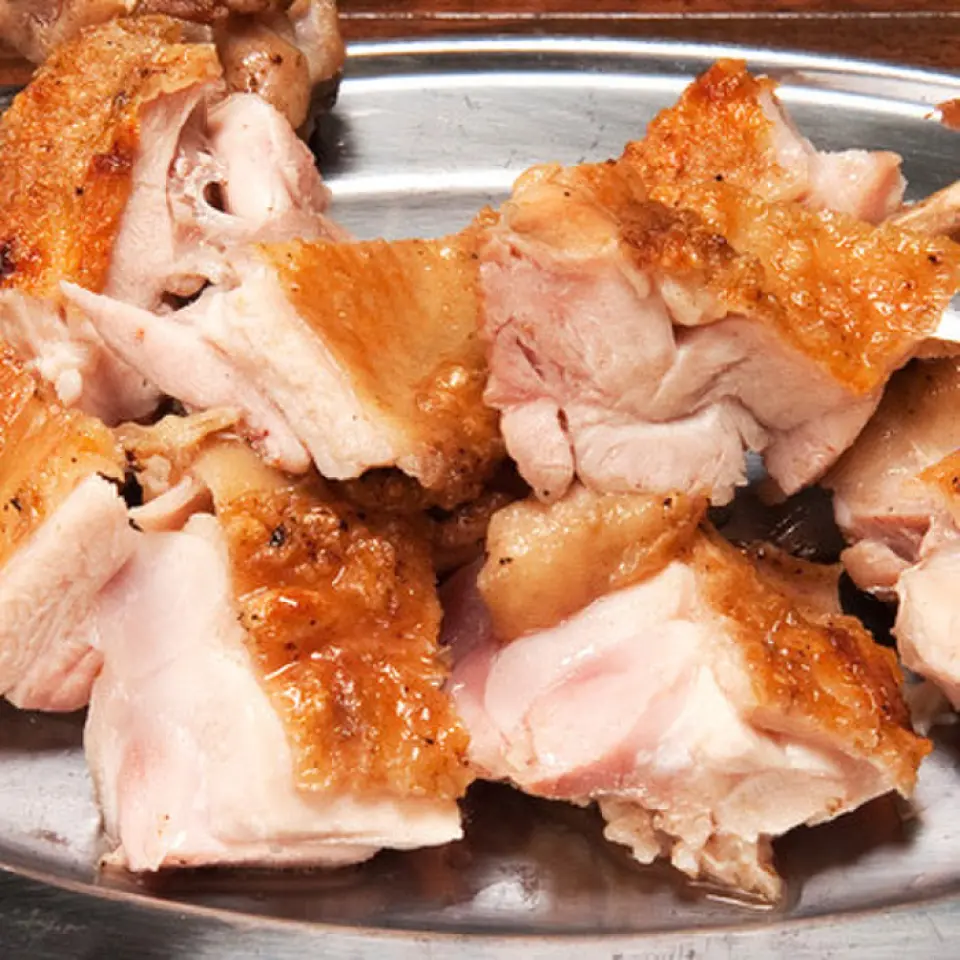 These are the best-selling items at Toriya Ebisu, offering great value and generous portions! The "Extra Large Grilled Thigh" is made with bone-in chicken cut into bite-sized pieces, and the "Tatsuchan Yaki" is served with a special garlic soy sauce sauce. Recommended for those who want a hearty meal. The "Mixed Grill (6 kinds of cuts)" is popular for those who want to try a variety of cuts individually.