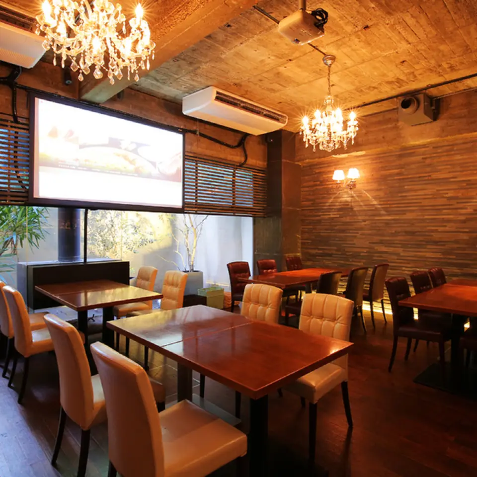 ชั้น Trattoria Floor เหมาะอย่างยิ่งสำหรับผู้ที่ต้องการรับประทานอาหารอย่างผ่อนคลาย โดยสามารถใช้พาร์ติชั่นเพื่อแยกที่นั่งออกเป็นห้องกึ่งส่วนตัวได้ นอกจากนี้ยังสามารถใช้ในโอกาสต่างๆ เช่น งานเลี้ยงสังสรรค์ทางธุรกิจ วันครบรอบ และงานสังสรรค์ของสาวๆ ได้อีกด้วย ชั้นทั้งหมดสามารถจองได้สำหรับ 30 ถึง 50 คน สำหรับงานเลี้ยงส่วนตัวที่มีผู้เข้าร่วม 60 คนขึ้นไป สามารถวางอาหารไว้ในพื้นที่บาร์และรับประทานอาหารแบบบุฟเฟ่ต์ได้ นอกจากนี้ เรายังยินดีที่จะจัดเตรียมเซอร์ไพรส์ตามคำขออีกด้วย โปรดอย่าลังเลที่จะติดต่อเรา