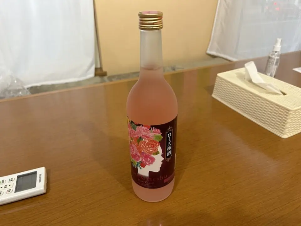 ไวน์พลัมกุหลาบของร้านมีกลิ่นหอมอ่อนๆ ชวนดื่ม ดื่มง่าย เป็นที่นิยมในหมู่คนจำนวนมาก นอกจากนี้ยังมีเมนูเครื่องดื่มไม่อั้น จึงเหมาะสำหรับทานเป็นหมู่คณะและงานเลี้ยง เชิญเพลิดเพลินกับช่วงเวลาพิเศษในบรรยากาศสบายๆ