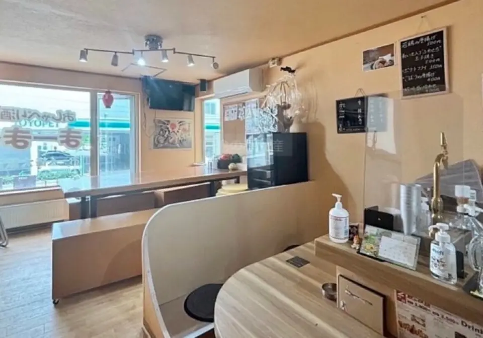 ร้านอาหารของเรามีบรรยากาศเป็นกันเอง มีที่นั่งทั้งแบบเคาน์เตอร์และโต๊ะ คุณสามารถนั่งคนเดียวหรือเป็นกลุ่มได้ไม่เกิน 8 คน บรรยากาศอบอุ่นทำให้ใครๆ ก็แวะมาได้