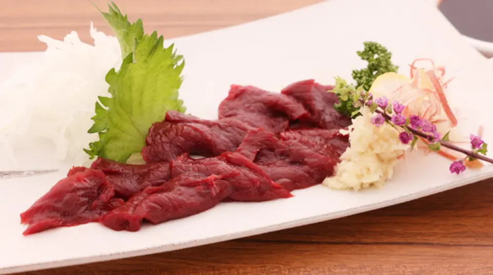 Chúng tôi cũng có một số món thịt mà chỉ có thể có được vì chủ sở hữu lành nghề của chúng tôi biết cách xử lý thịt, vì vậy hãy chắc chắn thử chúng. Đặc biệt, thịt ngựa mà chúng tôi lấy trực tiếp từ một người bán thịt lâu đời ở Kumamoto có hương vị đậm đà và có hương vị thịt phong phú. Chủ sở hữu của chúng tôi đã cẩn thận lựa chọn thịt ngựa mà ông cho là ngon nhất, vì vậy bạn có thể thưởng thức món sashimi ngựa chất lượng cao độc đáo của nhà hàng chúng tôi. Hãy thưởng thức các món ăn được chế biến cẩn thận của chúng tôi, được chế biến tinh tế bởi chủ sở hữu giàu kinh nghiệm của chúng tôi.