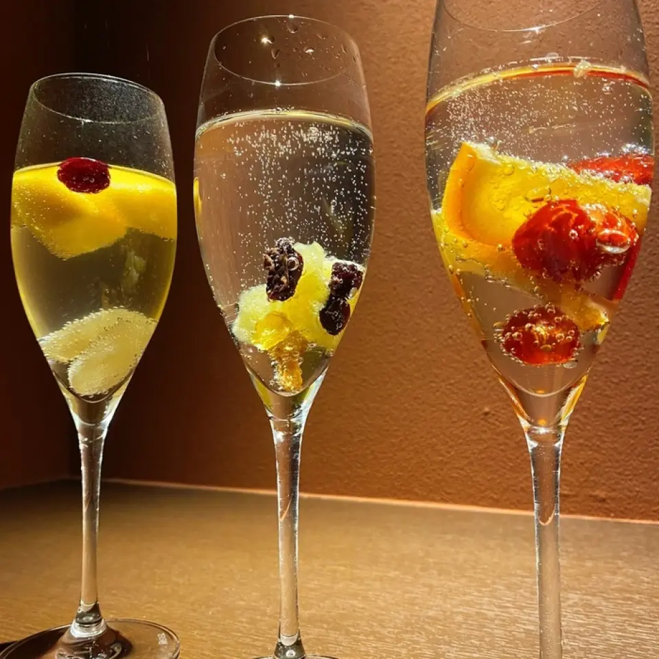 มีเครื่องดื่มให้เลือกกว่า 30 ชนิด ทั้งเบียร์ วิสกี้ สาเก โชจู และไวน์ โดยเฉพาะอย่างยิ่งสาเกและไวน์ยี่ห้อต่างๆ ตามฤดูกาลและความพร้อมจำหน่าย เราขอแนะนำ "สาเกสปาร์กลิง" ที่เสิร์ฟในแก้วแชมเปญ มีปริมาณแอลกอฮอล์ 5% ดื่มง่าย และรูปลักษณ์ทันสมัยที่เสิร์ฟพร้อมผลไม้แห้งหรือเชอร์เบทเป็นที่นิยมโดยเฉพาะในหมู่สาวๆ เพลิดเพลินกับสาเกร้อนแสนอร่อย