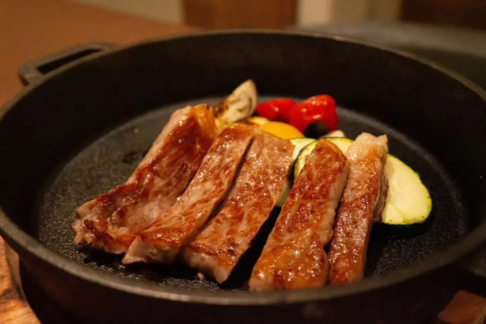 菜單主要使用千葉縣的食材，並與九十九里的農場餐廳和生產商合作製作。從混合堅果和醃菜等簡單的小吃，到使用九十九里新鮮蔬菜製作的巴格納卡達（Bagna cauda）、店內烤箱烤製的披薩、用啤酒酵母製作的脆皮炸薯條，還有香腸和西冷牛排等肉類菜餚。我們也提供與精釀啤酒搭配的菜單。